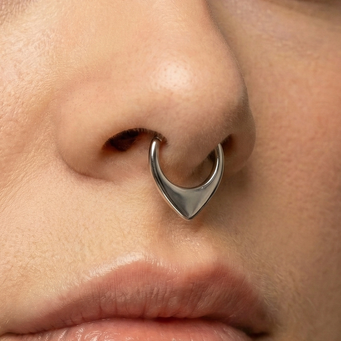 G23 Titanium Teardrop Flat Hinged Segment Clicker Ring