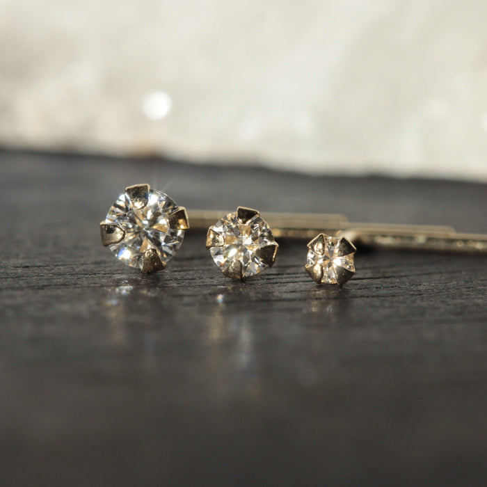 ARRK Nose Stud L Bend - Sterling Silver Base, Yellow Gold Plated, 2.5mm Flat Round Top, 22g, Unisex